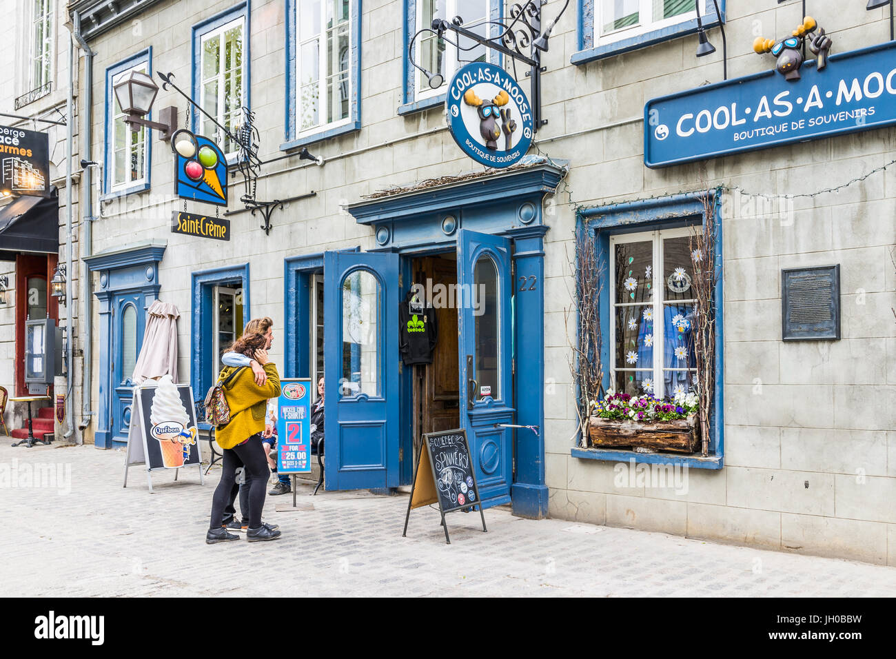 La città di Quebec, Canada - 29 Maggio 2017: Old town street con il giovane a piedi in negozi di souvenir e store dal marciapiede Foto Stock