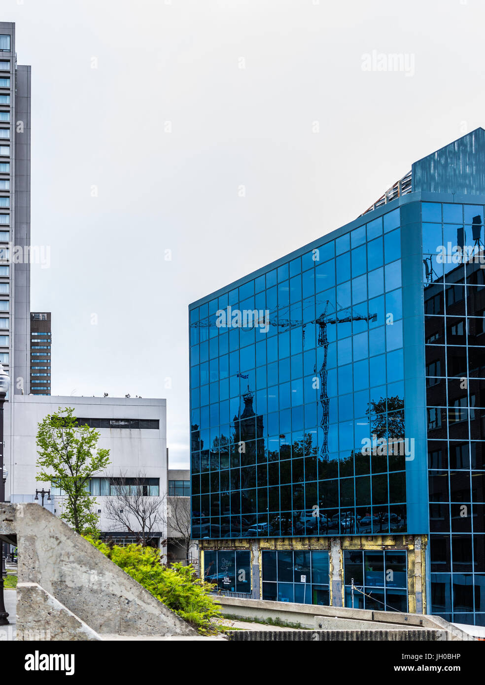 La città di Quebec, Canada - 29 Maggio 2017: blu moderno edificio di vetro nel centro cittadino con la riflessione della gru Foto Stock