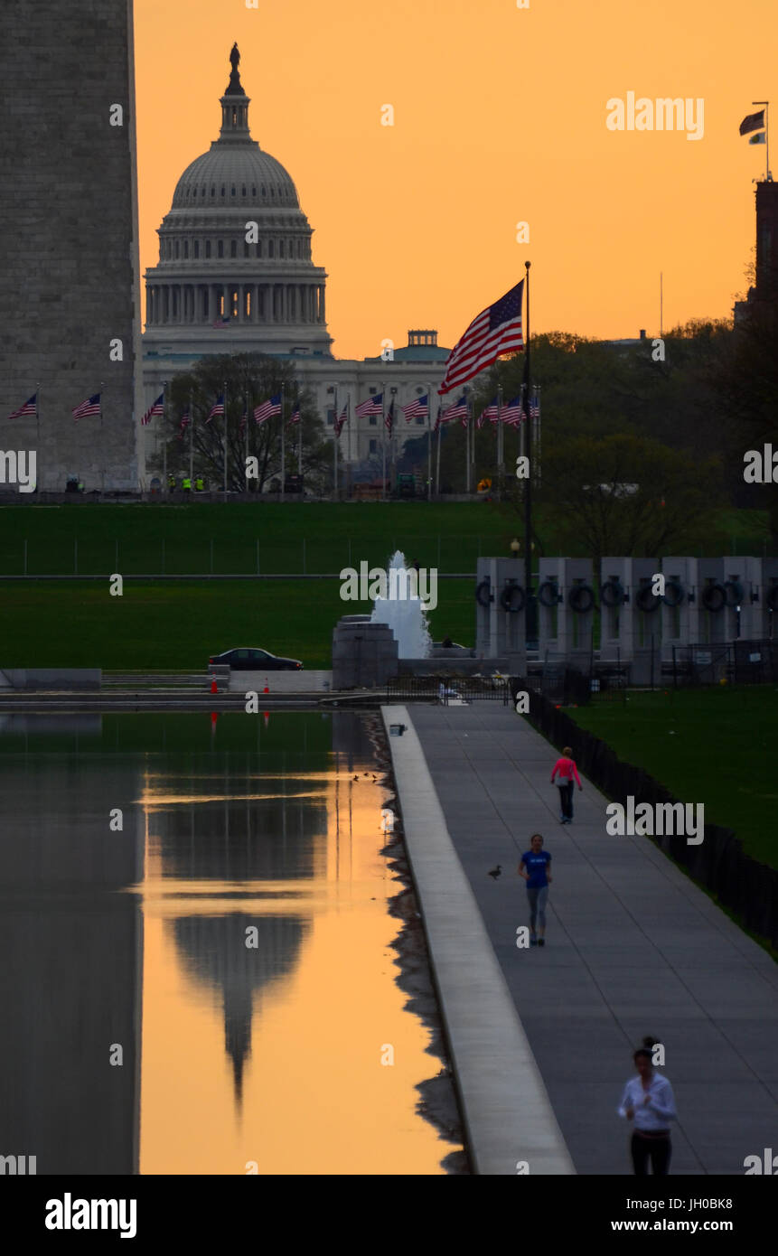 Per gli amanti del jogging godono di luce del mattino presso la piscina riflettente del Lincoln Memorial a Washington, DC. Foto Stock