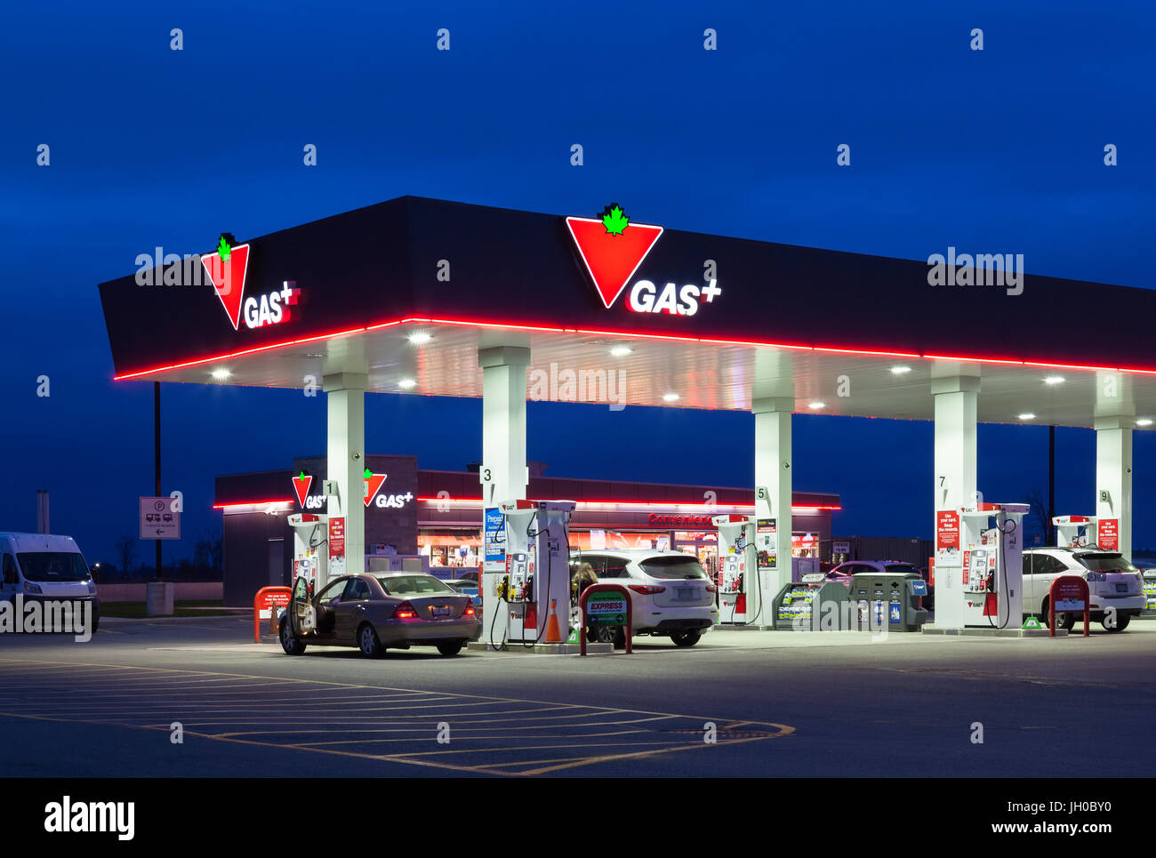 Un Canadian Tire Stazione di gas ad un ONroute centro di servizio o travel plaza posseduti da Host Kilmer Centri di Servizio HKSC re in città, Regione di York, Ontario. Foto Stock