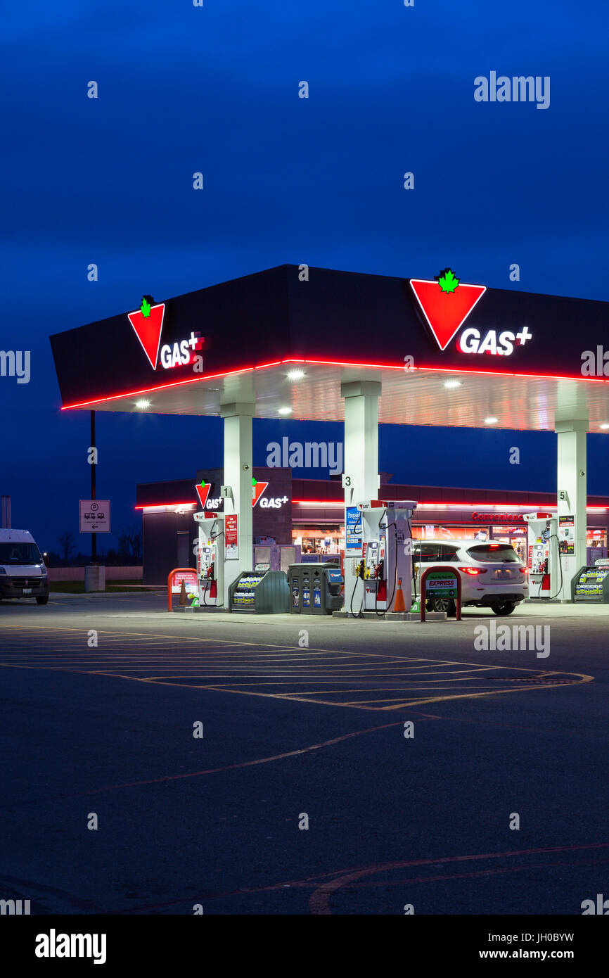 Un Canadian Tire Stazione di gas ad un ONroute centro di servizio o travel plaza posseduti da Host Kilmer Centri di Servizio HKSC re in città, Regione di York, Ontario. Foto Stock