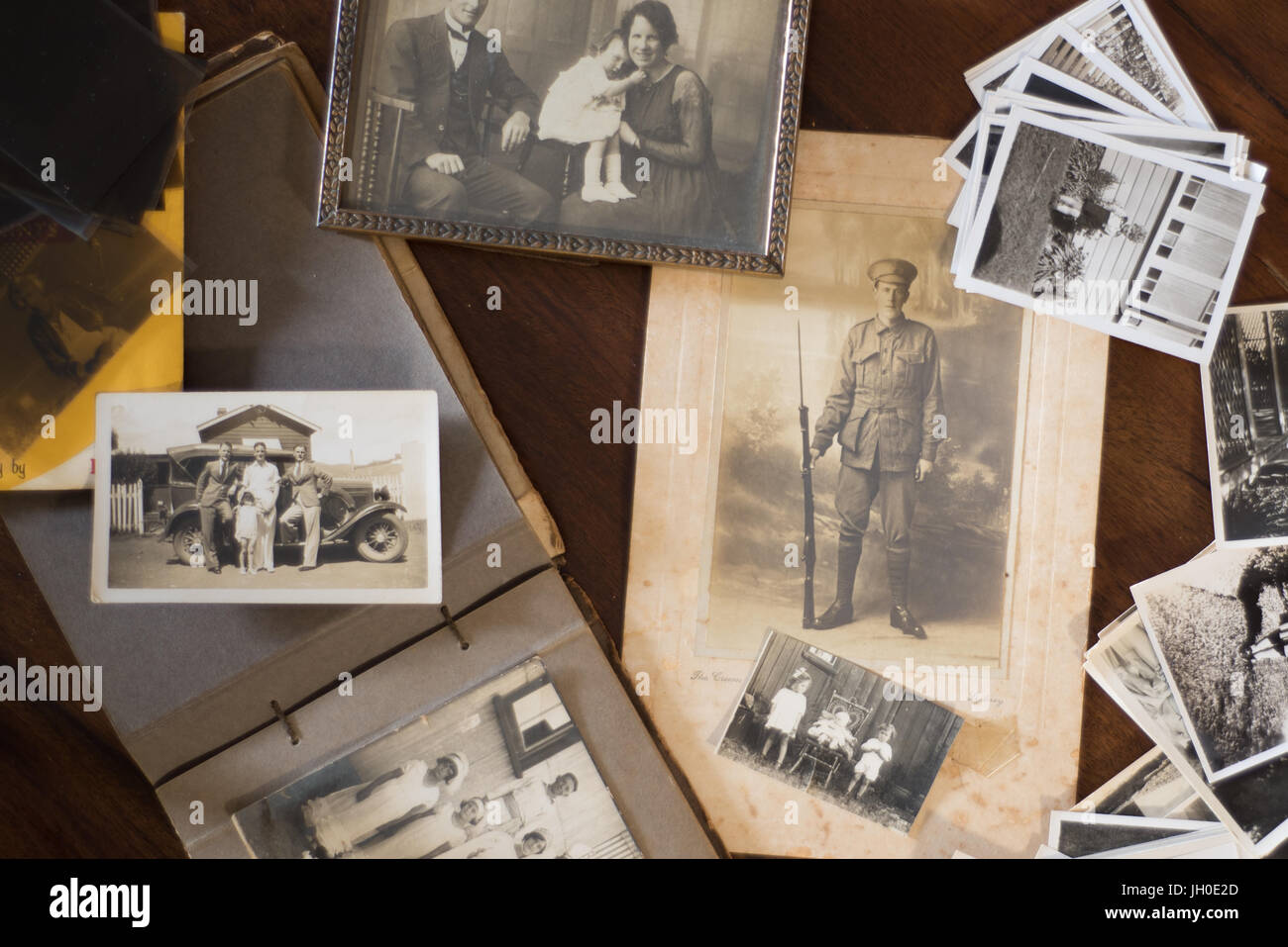 Le vecchie foto di famiglia e album fotografico con le immagini in bianco e nero. Retrò e vintage. Storica località Australiane e persone. Foto Stock