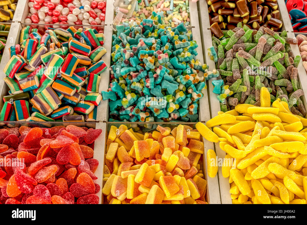 Zuccherini colorati dolci in un mercato Drusi in stallo Daliyat El Karmel, Haifa, distretto, Israele. Foto Stock