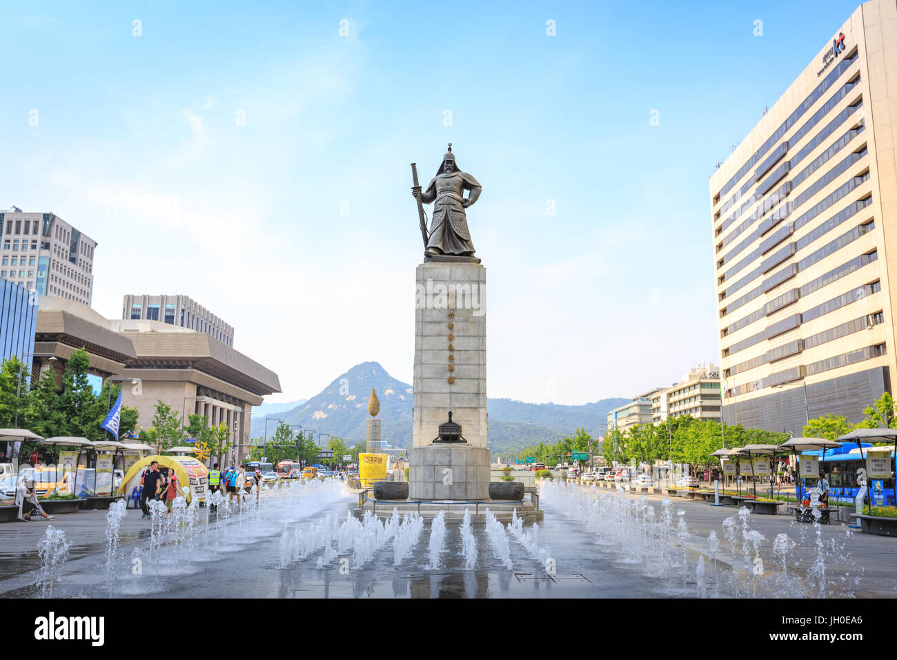 Jun 19, 2017 Gwanghwamun Plaza con la statua dell'Ammiraglio Yi Sun-sin nella città di Seoul Foto Stock