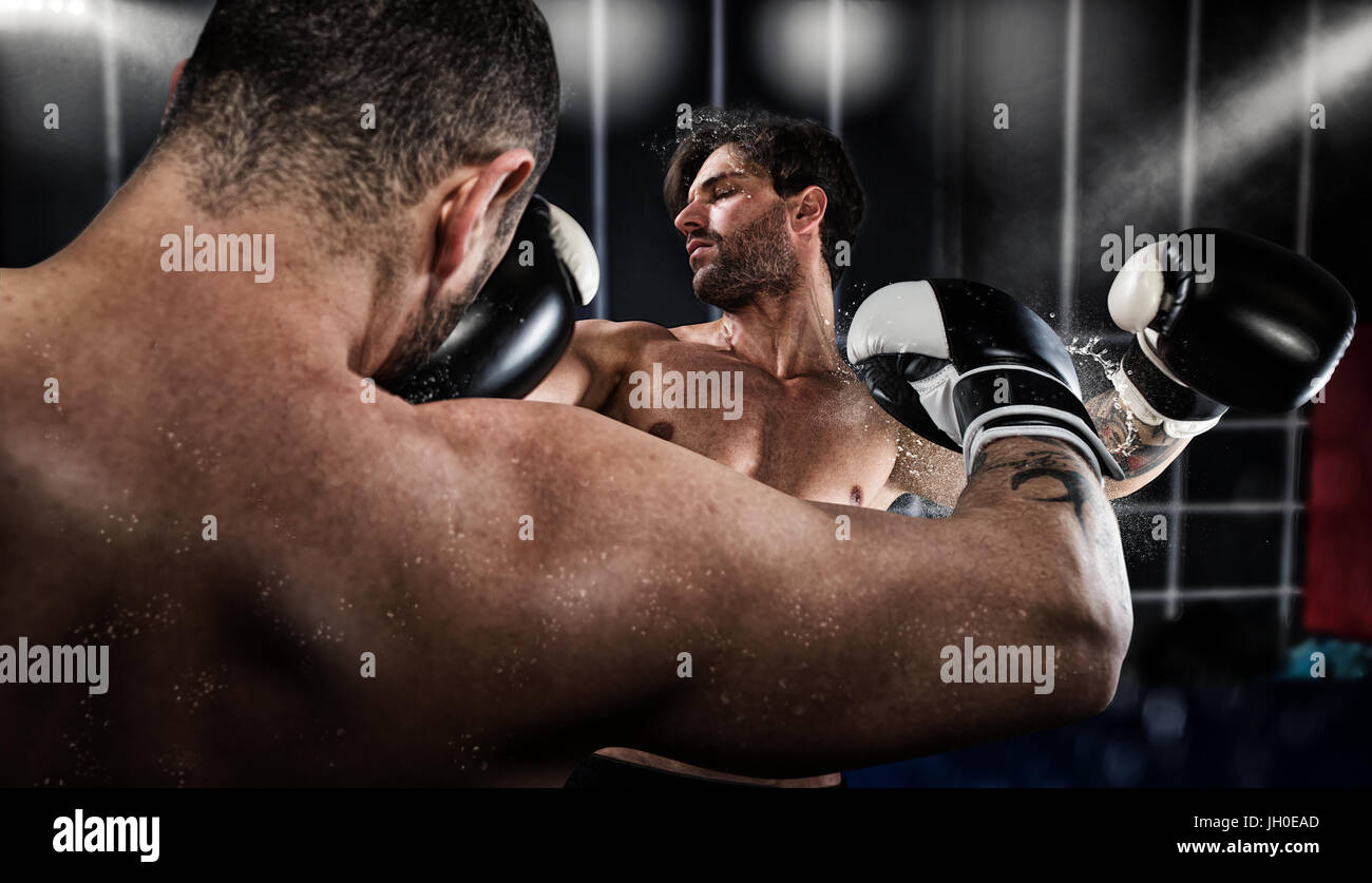 Boxer punzoni del suo avversario durante il concorso di inscatolamento Foto Stock