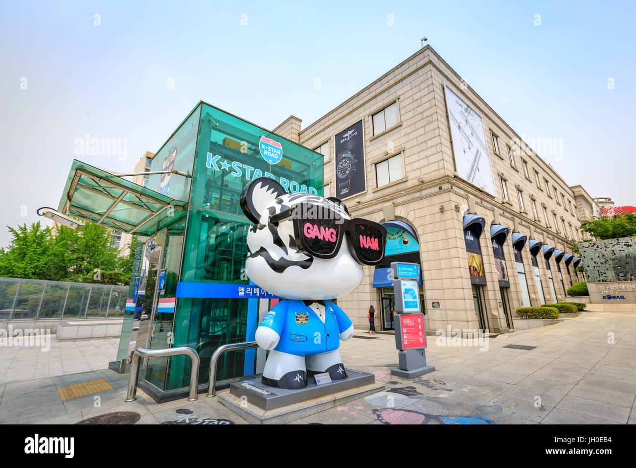 Jun 19, 2017 K-Star Road di fronte alla Galleria Department Store di Apgujeong Rodeo stazione, uscita 2 - Cheongdam crocevia, città di Seoul, Corea1 Foto Stock