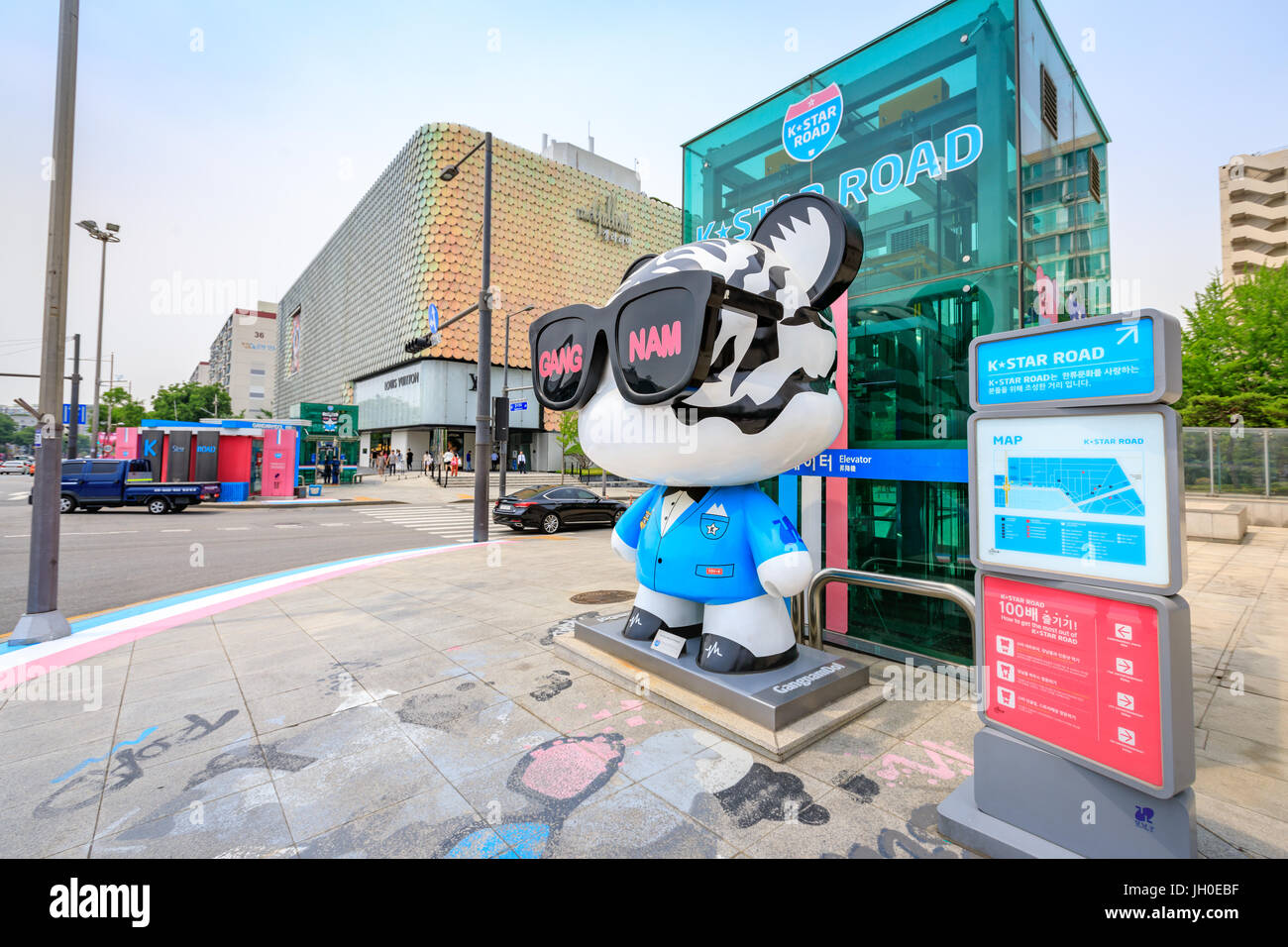 Jun 19, 2017 K-Star Road di fronte alla Galleria Department Store di Apgujeong Rodeo stazione, uscita 2 - Cheongdam crocevia, città di Seoul, Corea1 Foto Stock