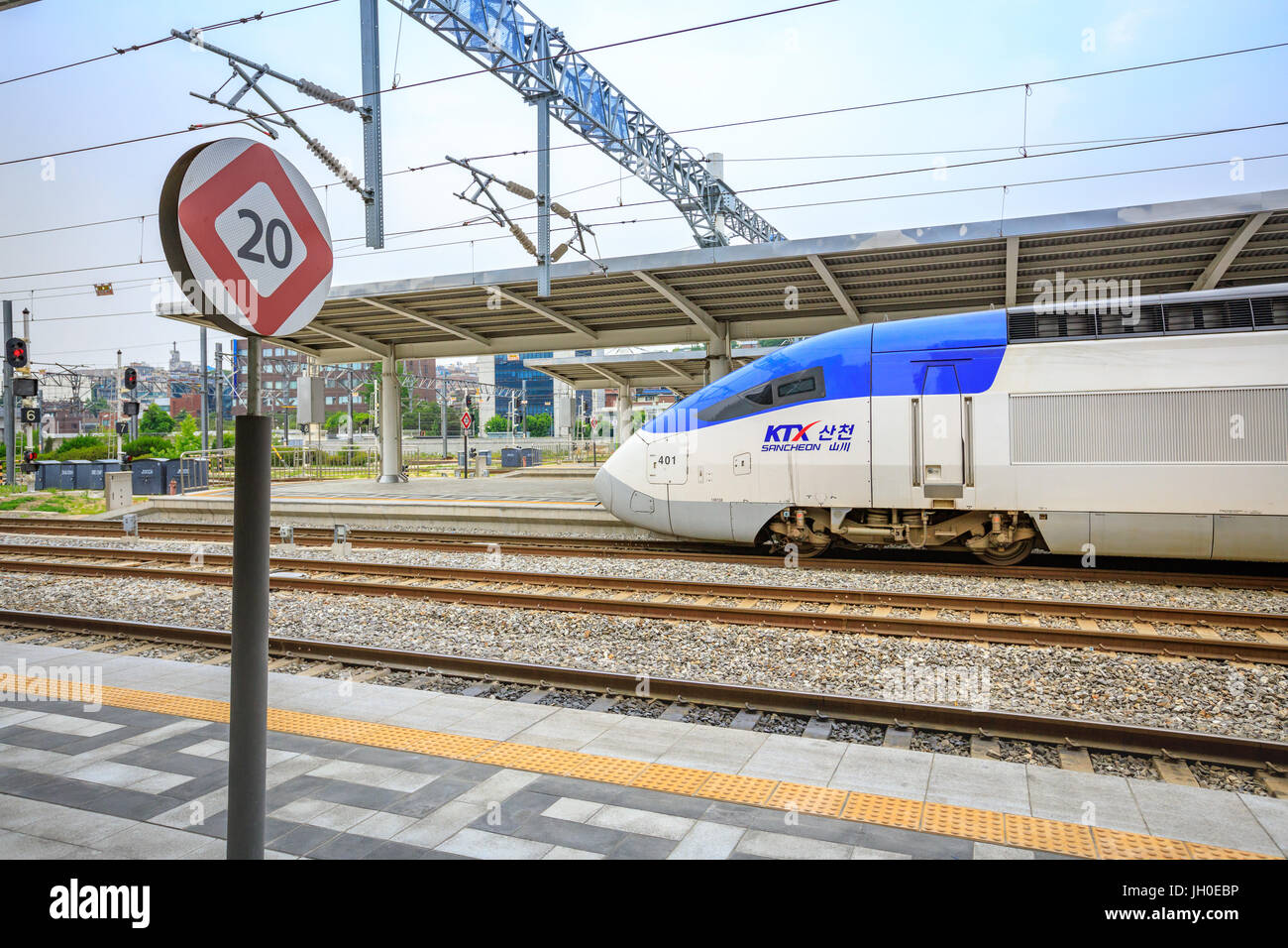 Jun 20, 2017 Alta velocità del treno bullet (KTX) e Korail treni si fermano alla stazione di Seul in Corea del Sud Foto Stock