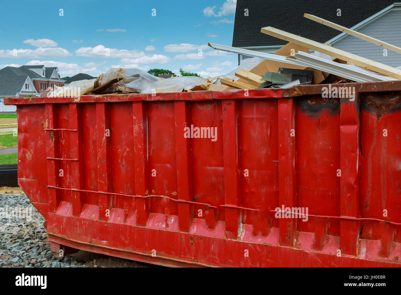 Cassonetto a sinistra su legno da costruzione Foto Stock