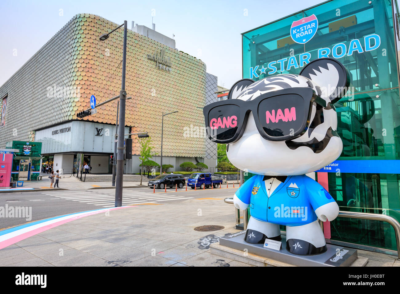Jun 19, 2017 K-Star Road di fronte alla Galleria Department Store di Apgujeong Rodeo stazione, uscita 2 - Cheongdam crocevia, città di Seoul, Corea1 Foto Stock