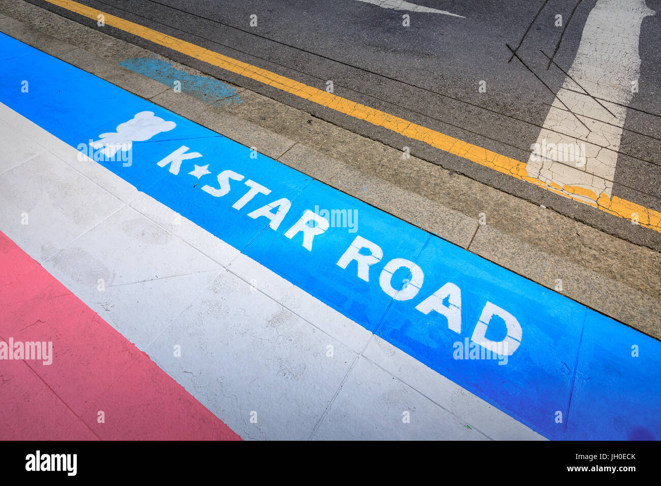 Jun 19, 2017 K-Star Road di fronte alla Galleria Department Store di Apgujeong Rodeo stazione, uscita 2 - Cheongdam crocevia, città di Seoul, Corea1 Foto Stock