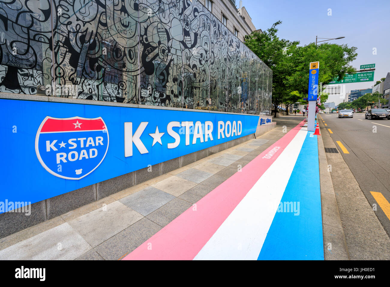 Jun 19, 2017 K-Star Road di fronte alla Galleria Department Store di Apgujeong Rodeo stazione, uscita 2 - Cheongdam crocevia, città di Seoul, Corea1 Foto Stock