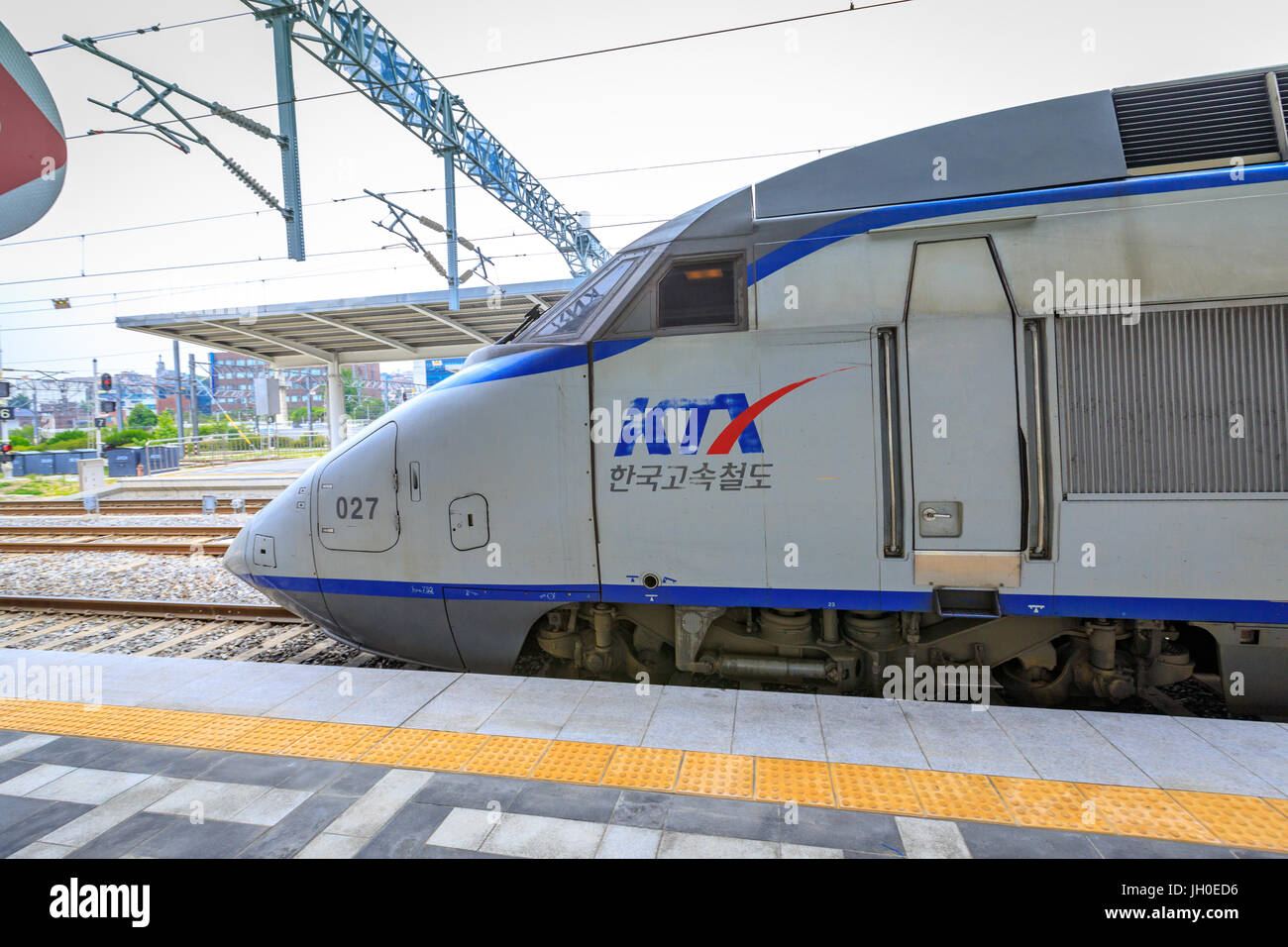 Jun 20, 2017 Alta velocità del treno bullet (KTX) e Korail treni si fermano alla stazione di Seul in Corea del Sud Foto Stock