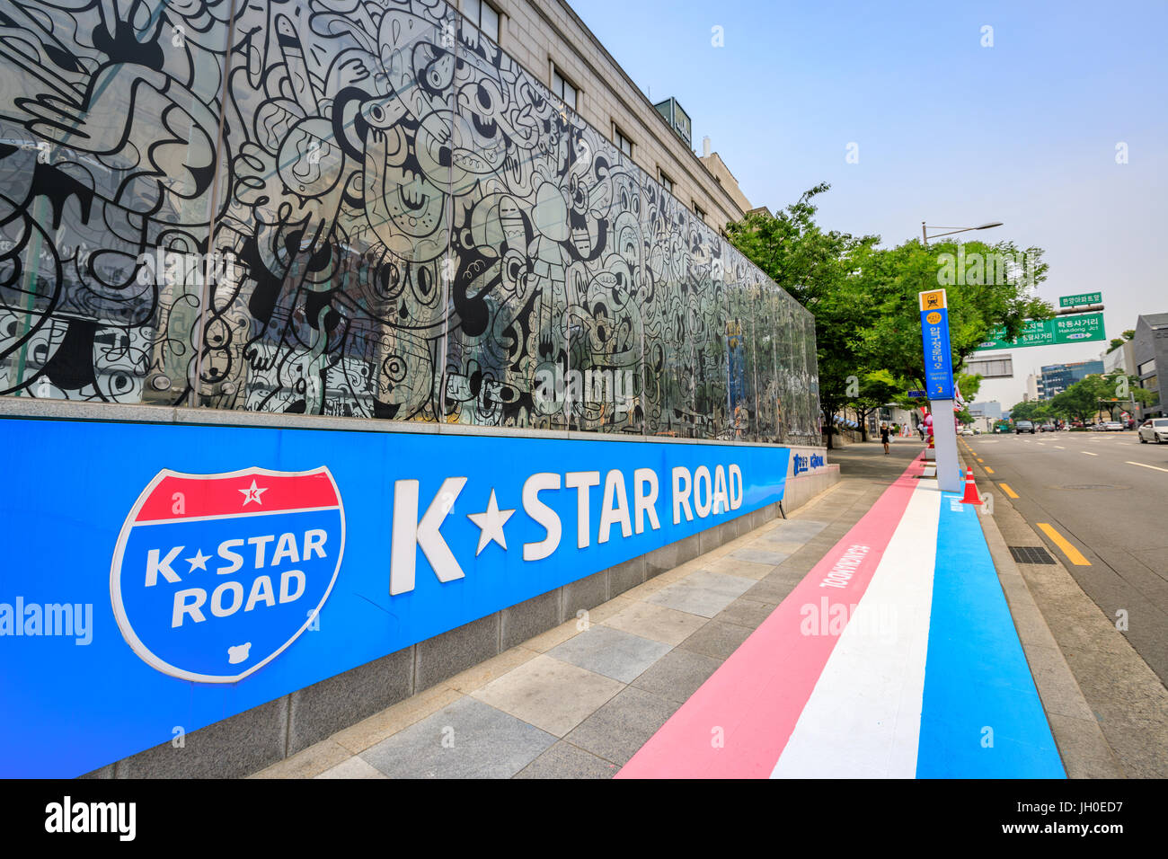 Jun 19, 2017 K-Star Road di fronte alla Galleria Department Store di Apgujeong Rodeo stazione, uscita 2 - Cheongdam crocevia, città di Seoul, Corea1 Foto Stock