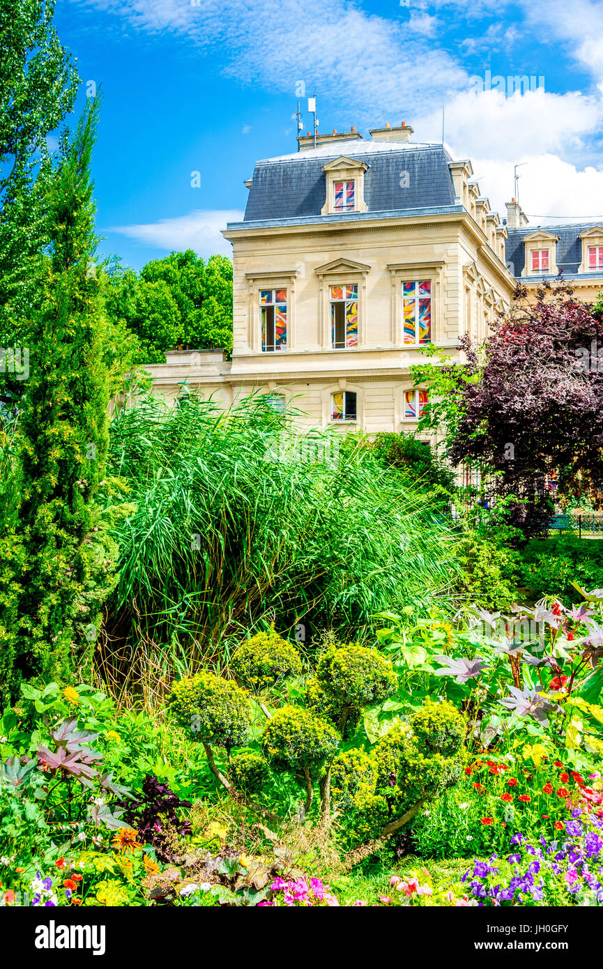 Square du Temple in una bella giornata estiva è circondata da splendidi appartamenti a Parigi Foto Stock