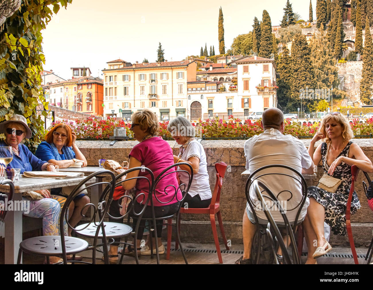 Cafe lungo il corso del fiume Adige a Verona Foto Stock