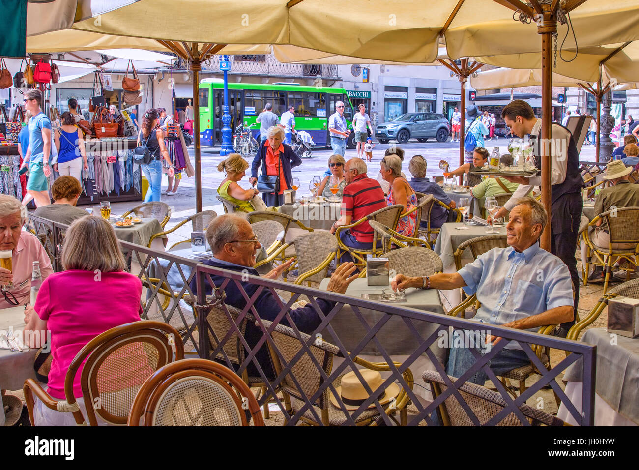 Cafe in Piazza delle Erbe a Verona Foto Stock