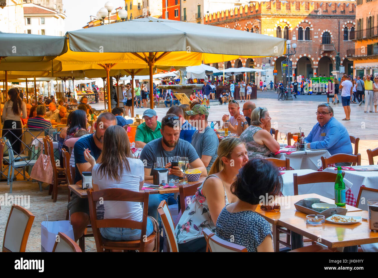 Cafe in Piazza delle Erbe a Verona Foto Stock