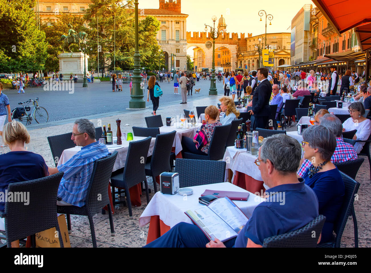 Rinforzo del caffè di Piazza Bra a Verona Foto Stock