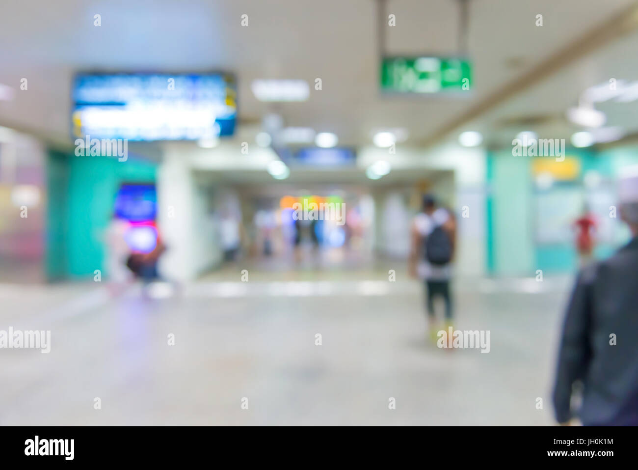 Blur gente camminare nel corridoio del centro business. Foto Stock