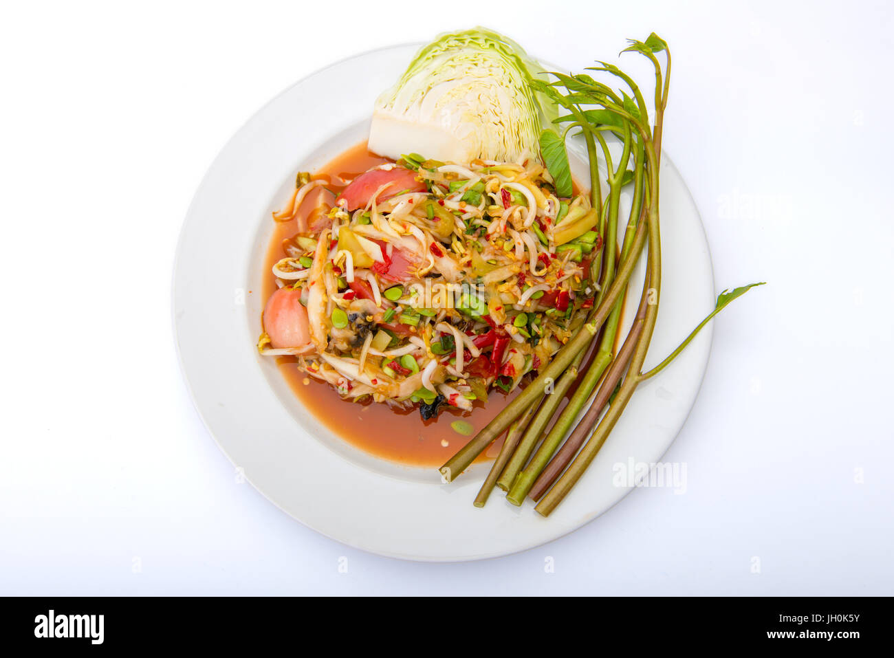 Insalata di papaia di piccante cibo tailandese isolare su sfondo bianco. Foto Stock