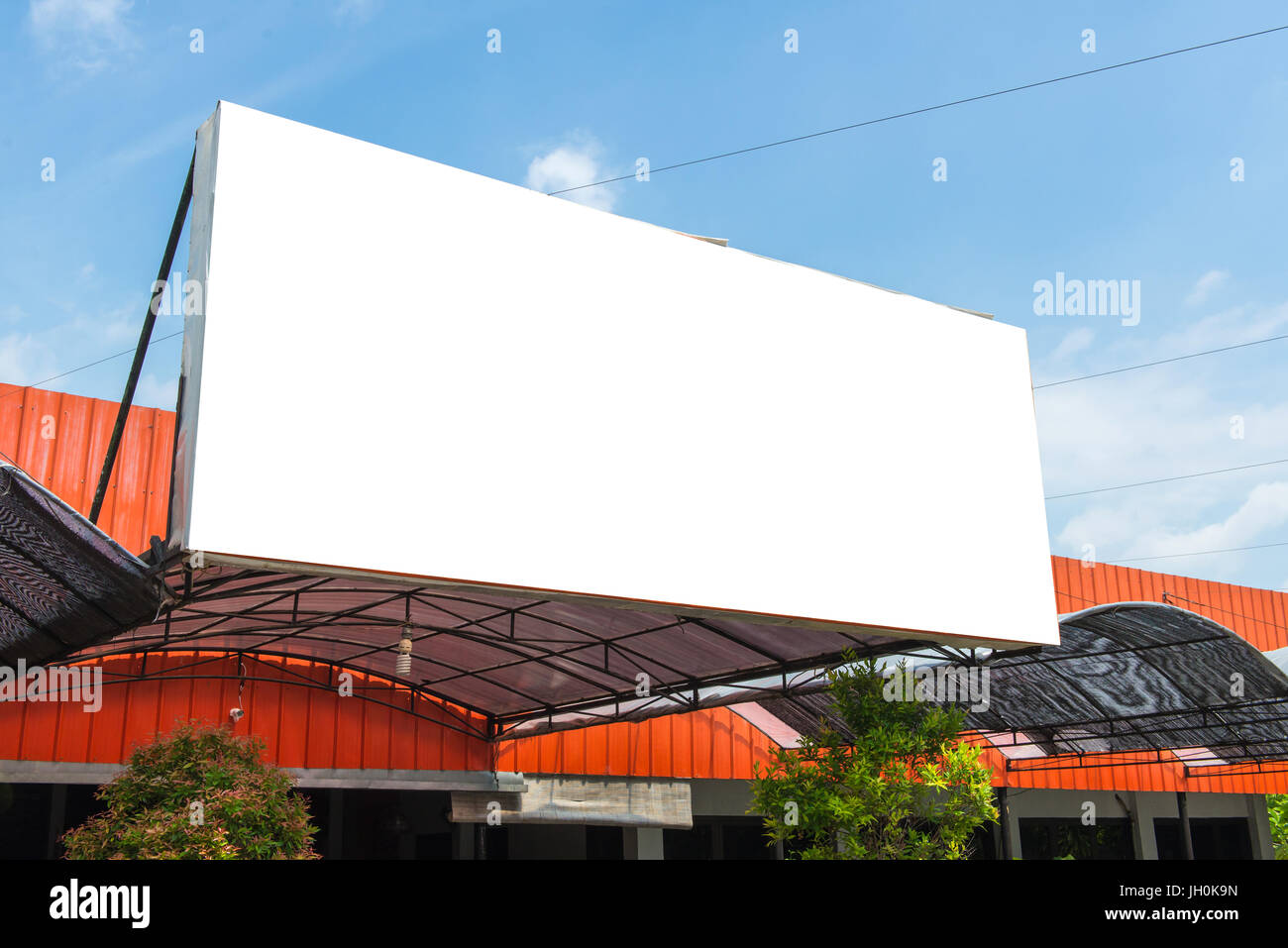 Affissioni o poster pubblicitario su edificio per il concetto di pubblicità dello sfondo. Foto Stock