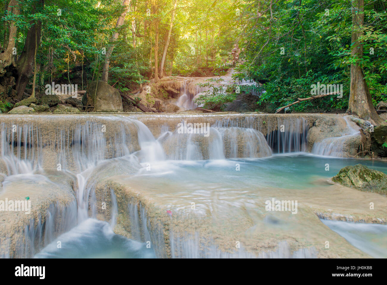 Cascata in Deep Forest a cascata di Erawan National Park, Thailandia. Foto Stock