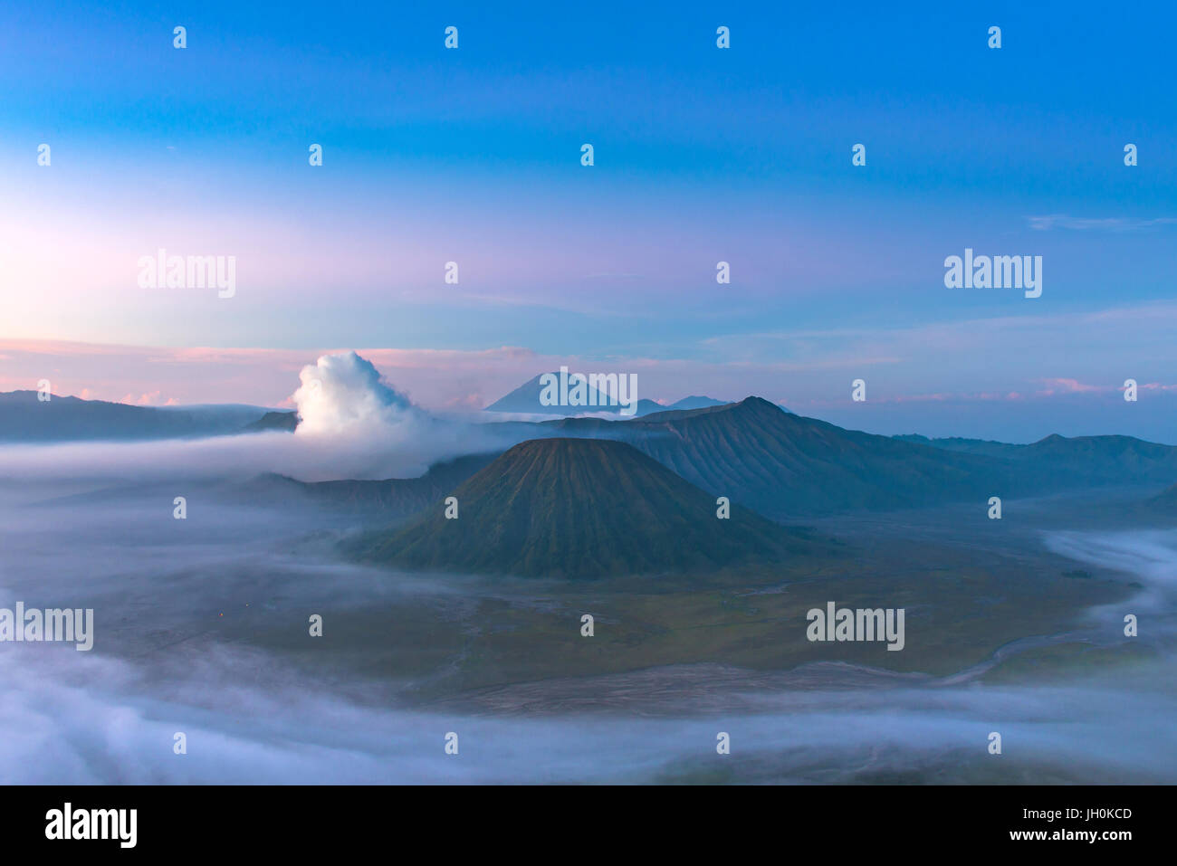 Il monte vulcano Bromo (Gunung Bromo) in bromo Tengger Semeru National Park, Java Orientale, Indonesia. Foto Stock