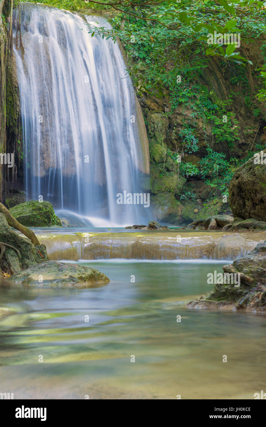 Cascata in Deep Forest a cascata di Erawan National Park, Thailandia. Foto Stock