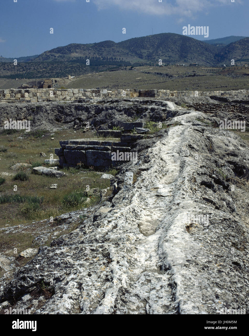 La Turchia. Hierapolis. Antica città ondata, inizio del II secolo A.C. Epoca ellenistica. La canalizzazione. Rovine. Foto Stock