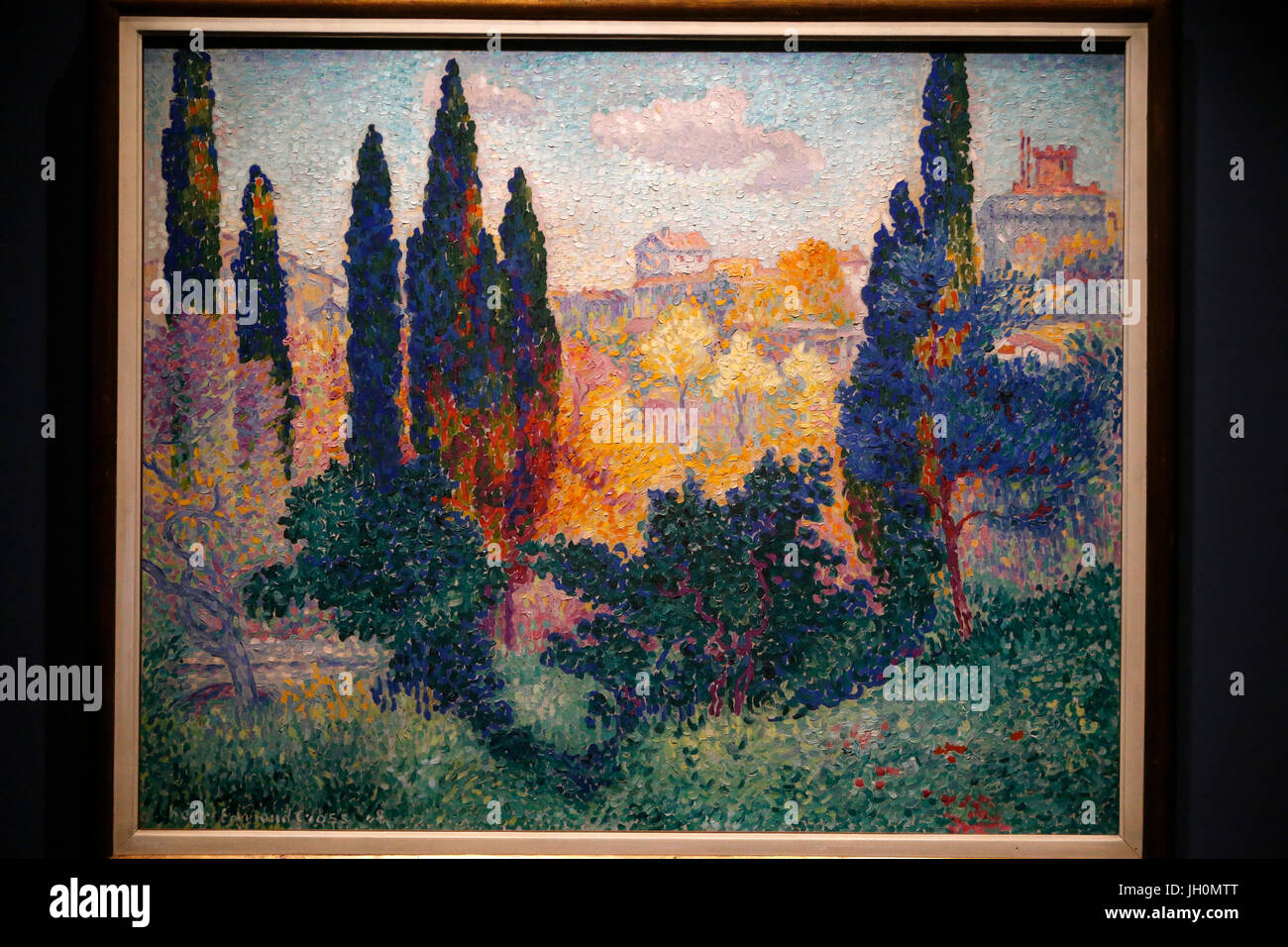 Il museo d' Orsay. Henri-Edmond Cross. Cipressi a Cagnes. Olio su tela. 1908. Parigi. La Francia. Foto Stock