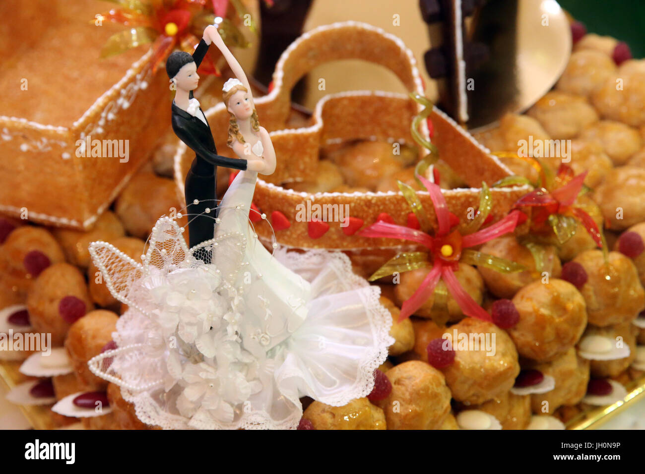 Sposa e lo Sposo figurine sulla torta nuziale. Moulins. La Francia. Foto Stock