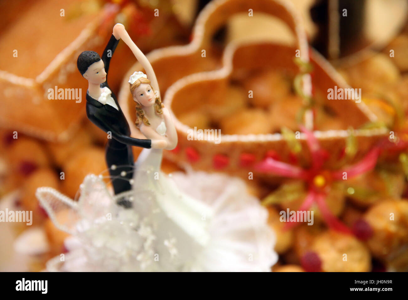 Sposa e lo Sposo figurine sulla torta nuziale. Moulins. La Francia. Foto Stock