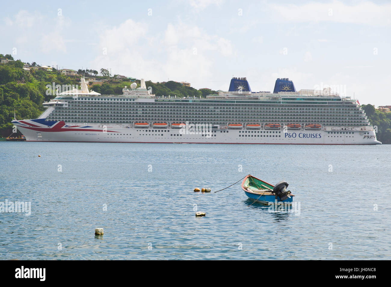 P&O NAVE DA CROCIERA MV Britannia attraccato in Kingstown, Saint Vincent e Grenadine nei Caraibi, con piccola imbarcazione locali in primo piano Foto Stock