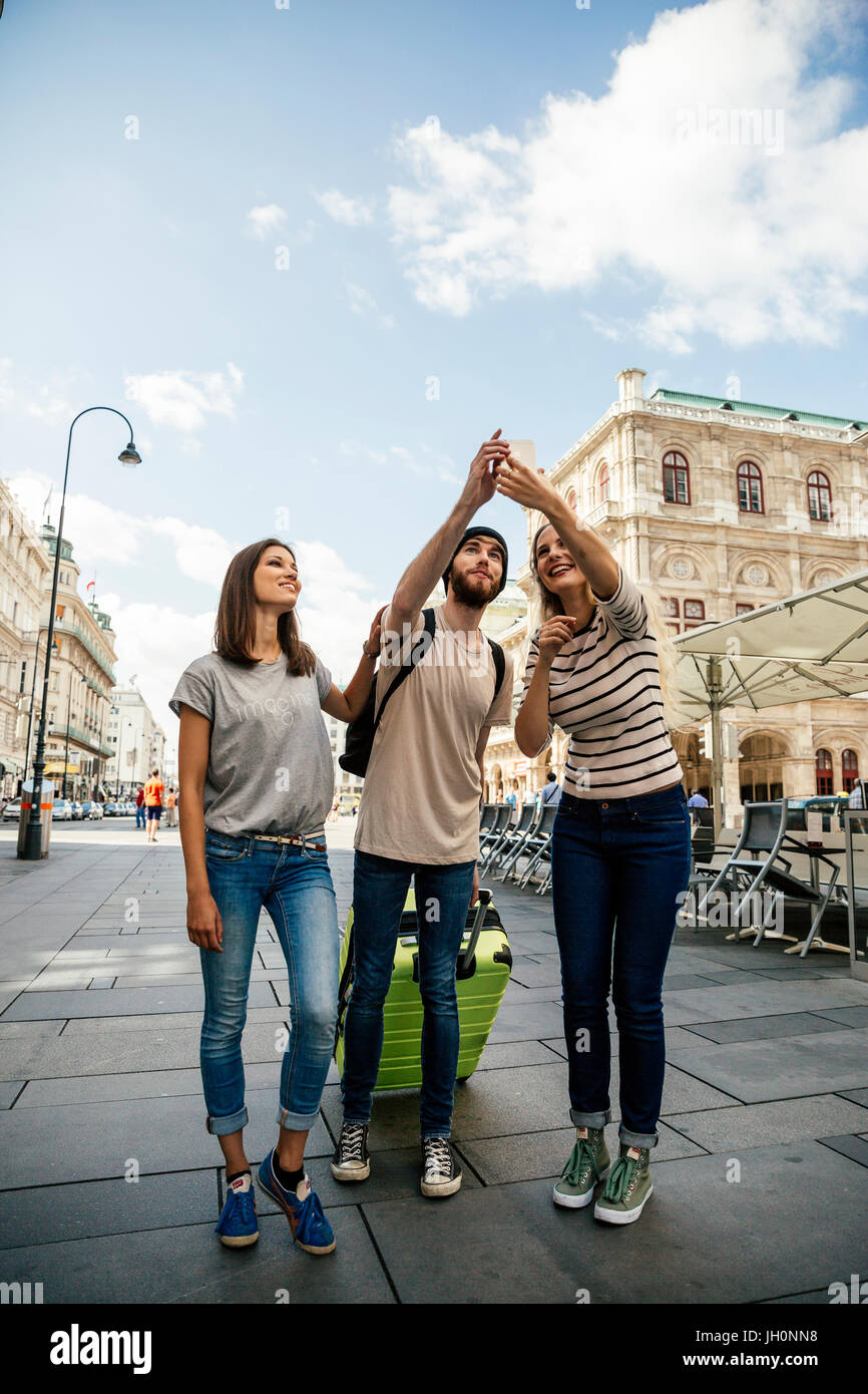 Drei Touristen in Wien, Österreich Foto Stock