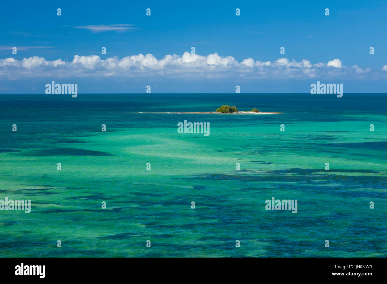 Piccola isola in chiaro blu verde acqua in Oceano Atlantico off Bahia Honda chiave in Florida Keys Foto Stock
