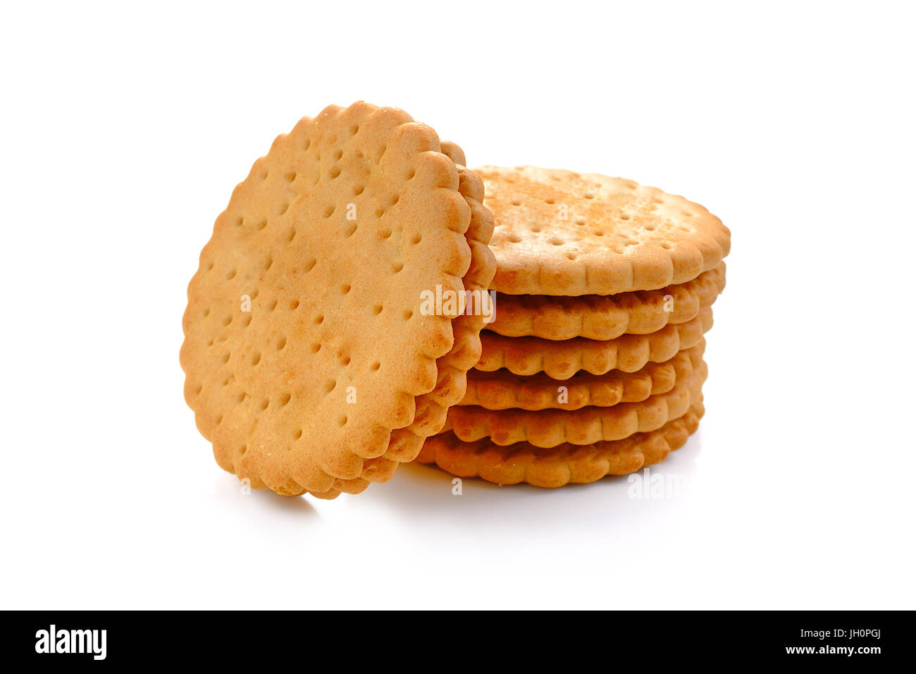 Biscotti - una pila di grano deliziosi biscotti rotondo con poche briciole isolato su bianco Foto Stock