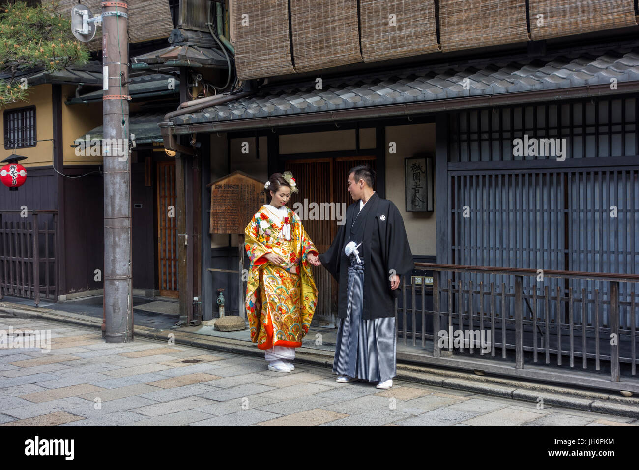 Coppia giapponese in costume tradizionale, aventi le loro fotografie scattate a pochi giorni prima delle nozze reali. Foto Stock