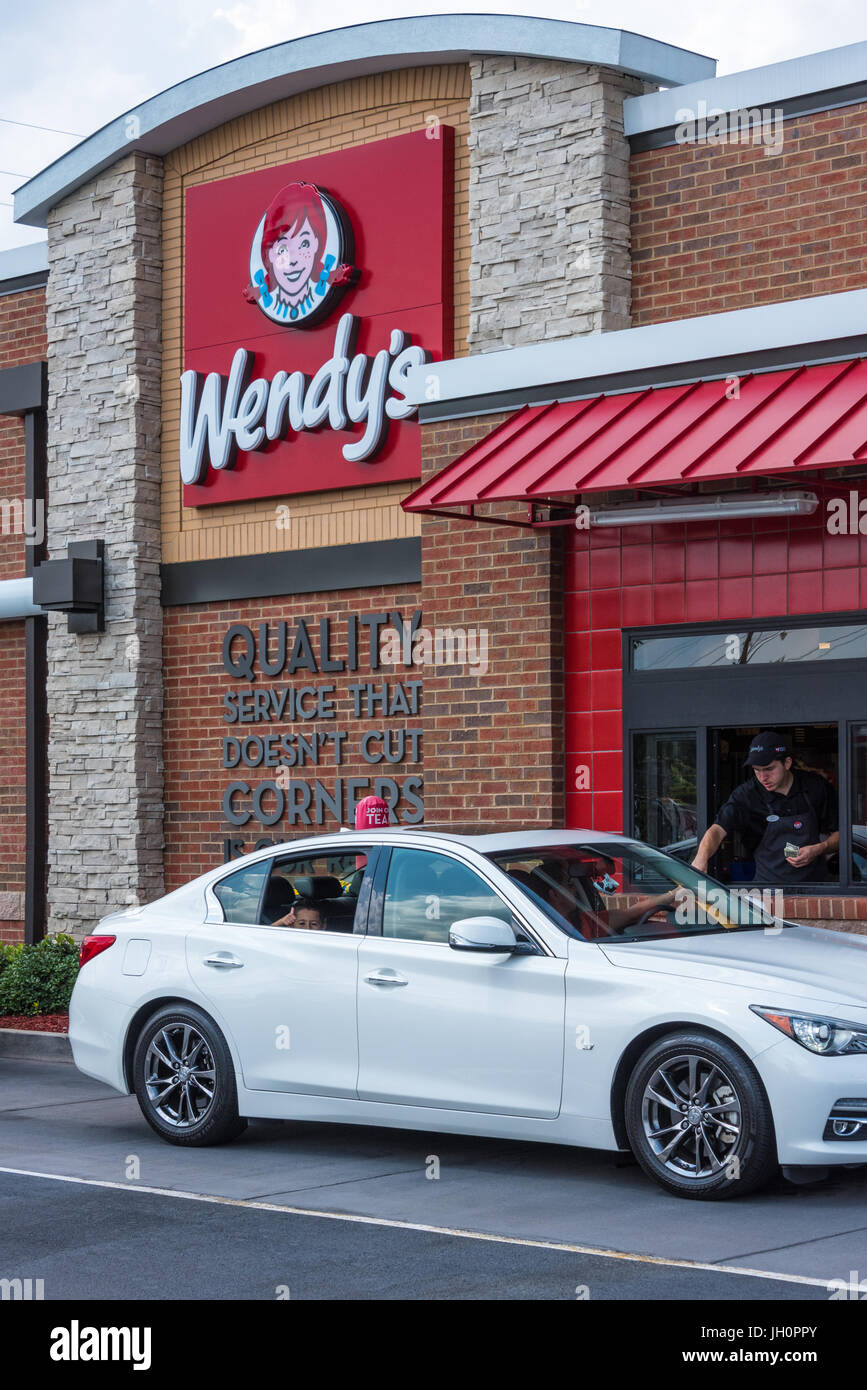 Drive-thru il cliente a Wendy's, un famoso American international fast food ristorante della catena. Foto Stock
