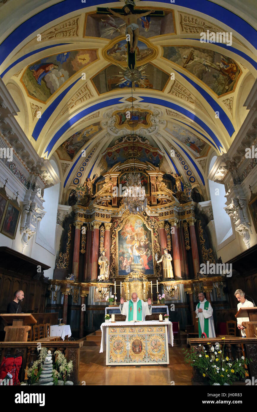 Saint-Nicolas de Veroce chiesa. Catholic mass. La Francia. Foto Stock