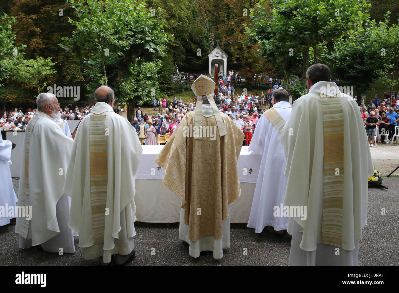 Santuario di La Benite Fontaine. Catholic mass. Vescovo : Yves Boivineau. La Francia. Foto Stock