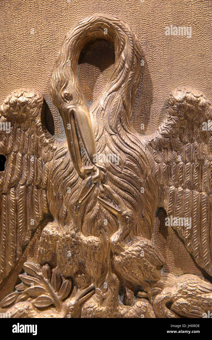 Madre Pellicano che nutre il suo piccolo bambino i pellicani che simboleggiano la passione di Gesù e l Eucaristia. La Francia. Foto Stock