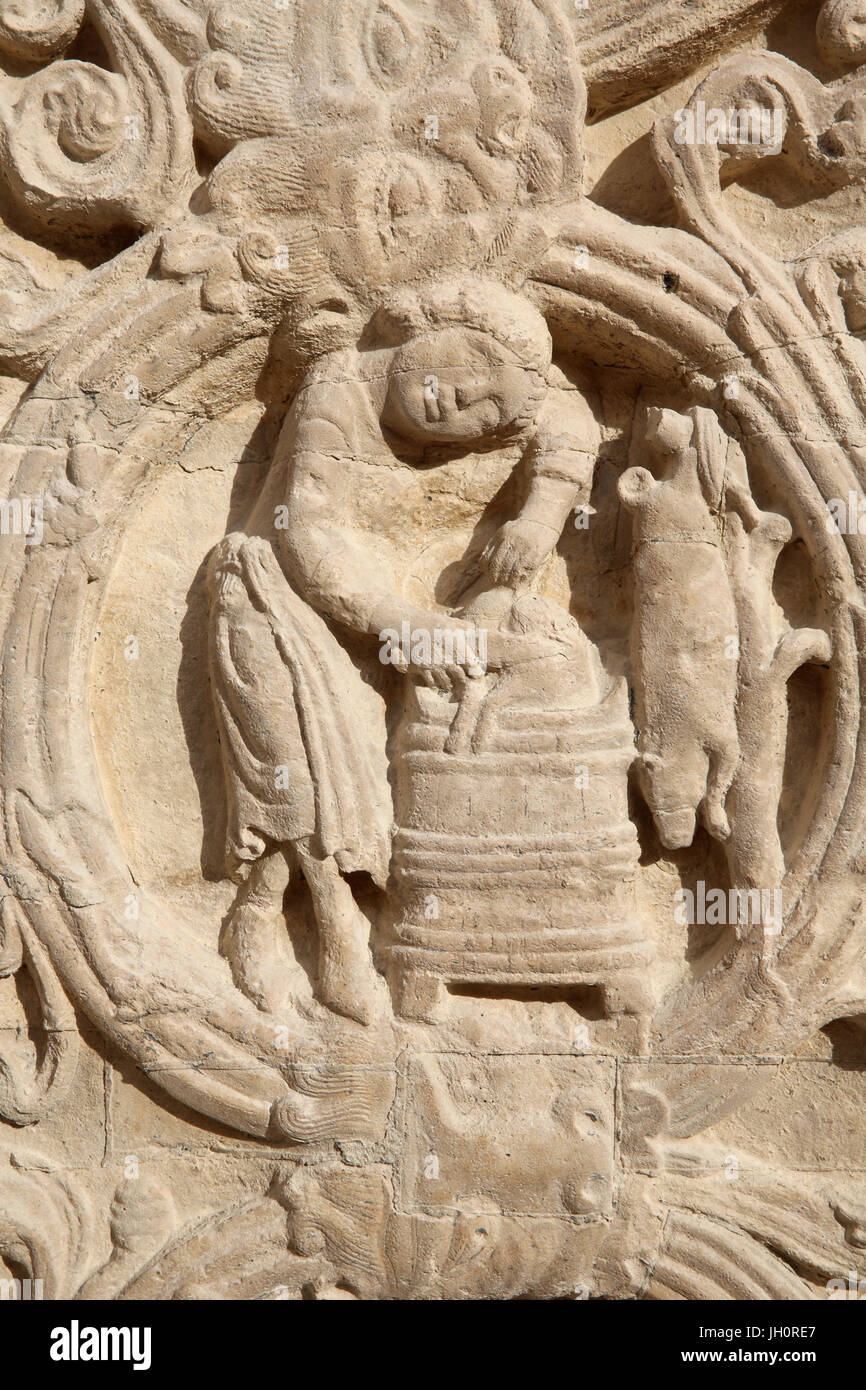 Basilica di Saint Denis. Portale centrale. Calendario dei lavori agricoli. La Francia. Foto Stock