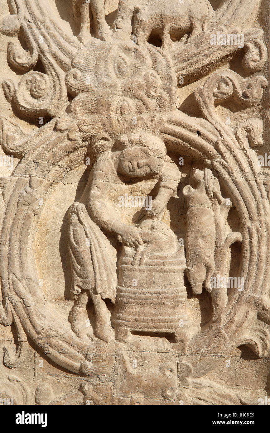 Basilica di Saint Denis. Portale centrale. Calendario dei lavori agricoli. La Francia. Foto Stock