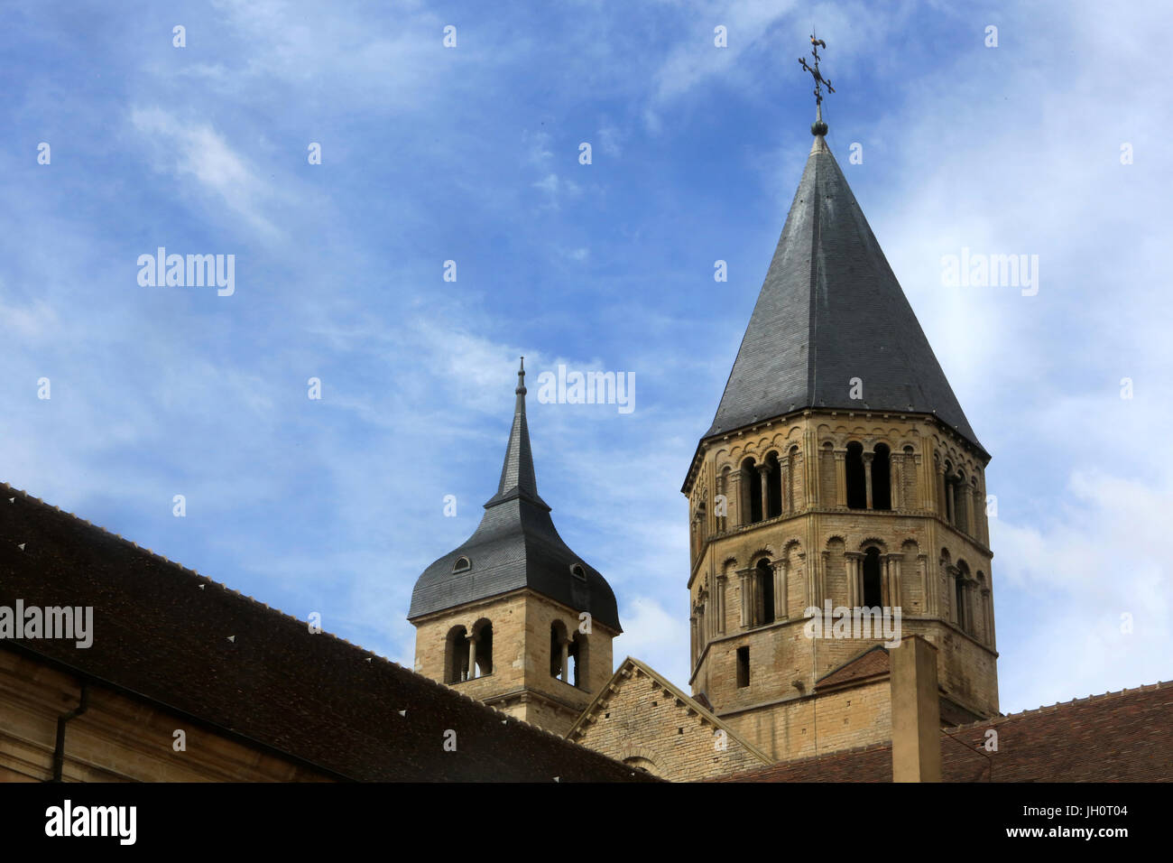 La torre campanaria di Acqua Santa e Torre dell'orologio. Abbazia di Cluny. Cluny fu fondata nel 910. La Francia. Foto Stock