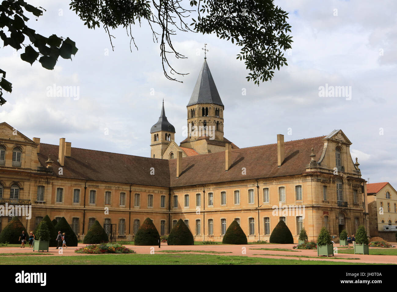 La torre campanaria di Acqua Santa e Torre dell'orologio. Abbazia di Cluny. Cluny fu fondata nel 910. La Francia. Foto Stock