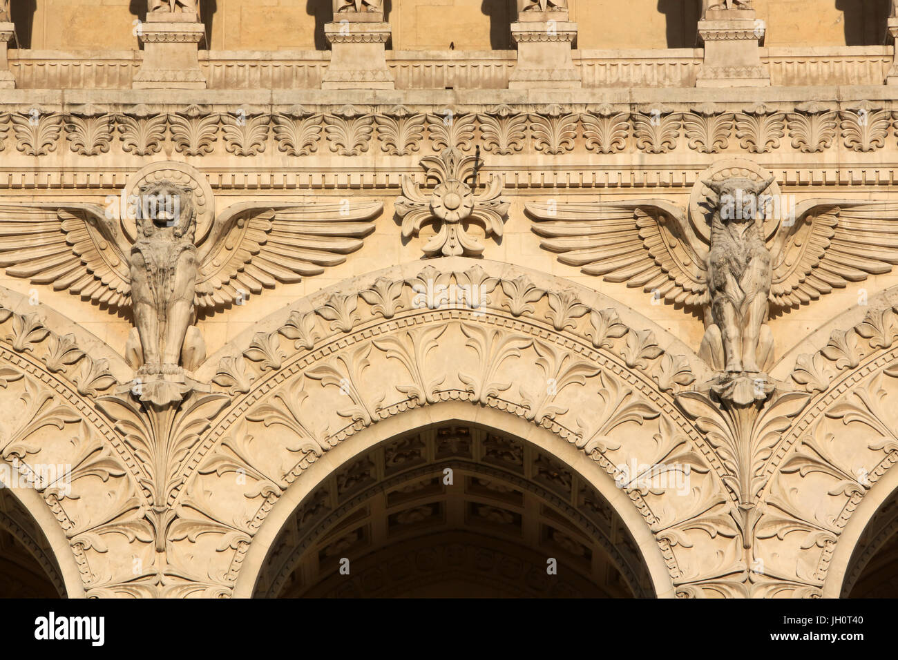 Leone alato e bull. Creature celesti. Basilica di Notre Dame de Fourvire. Lione. Foto Stock