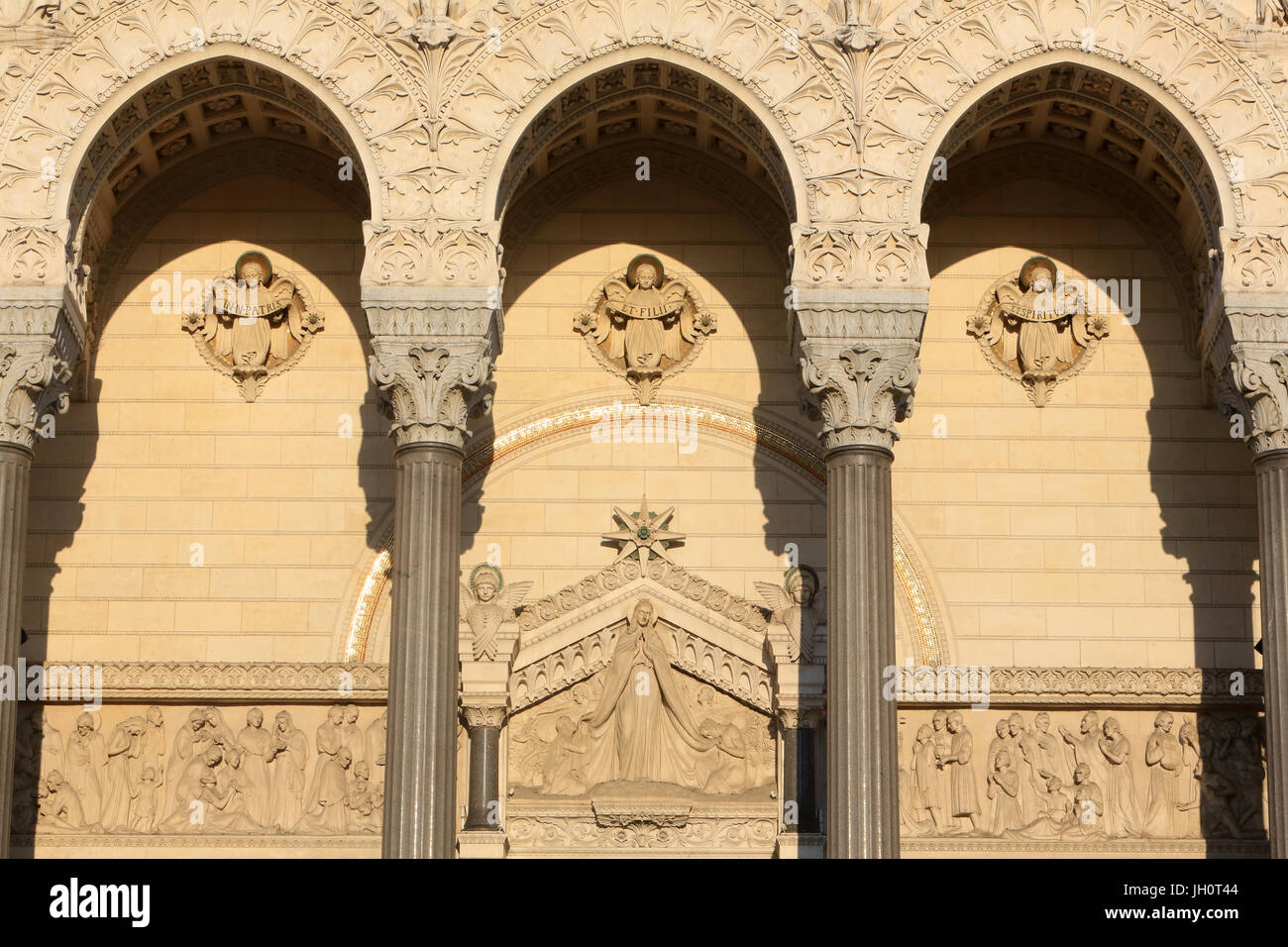 Vergine Maria con Adamo ed Eva. Auricolari a tamburo. Arcatures del portico. Basilica di Notre Dame de Fourvire. Lione. Foto Stock