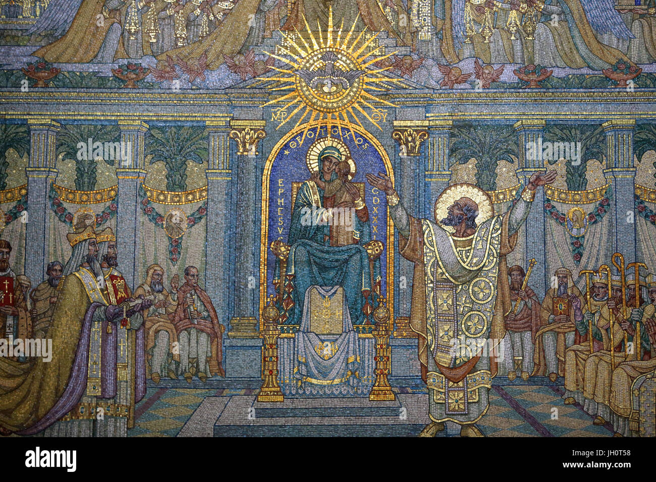 Il Concilio di Efeso. Mosaico murale eseguito da Workshop Martin di Parigi. Basilica di Notre Dame de Fourvire. Lione. Foto Stock