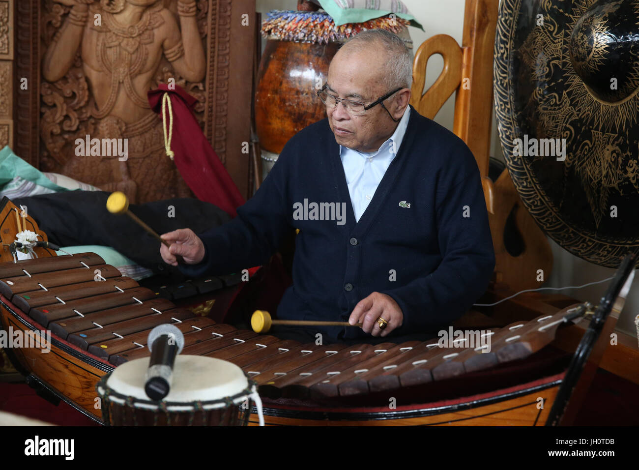 Wat Velouvanaram. Il laotiano musica tradizionale. Xilofono Lanat. La Francia. Foto Stock